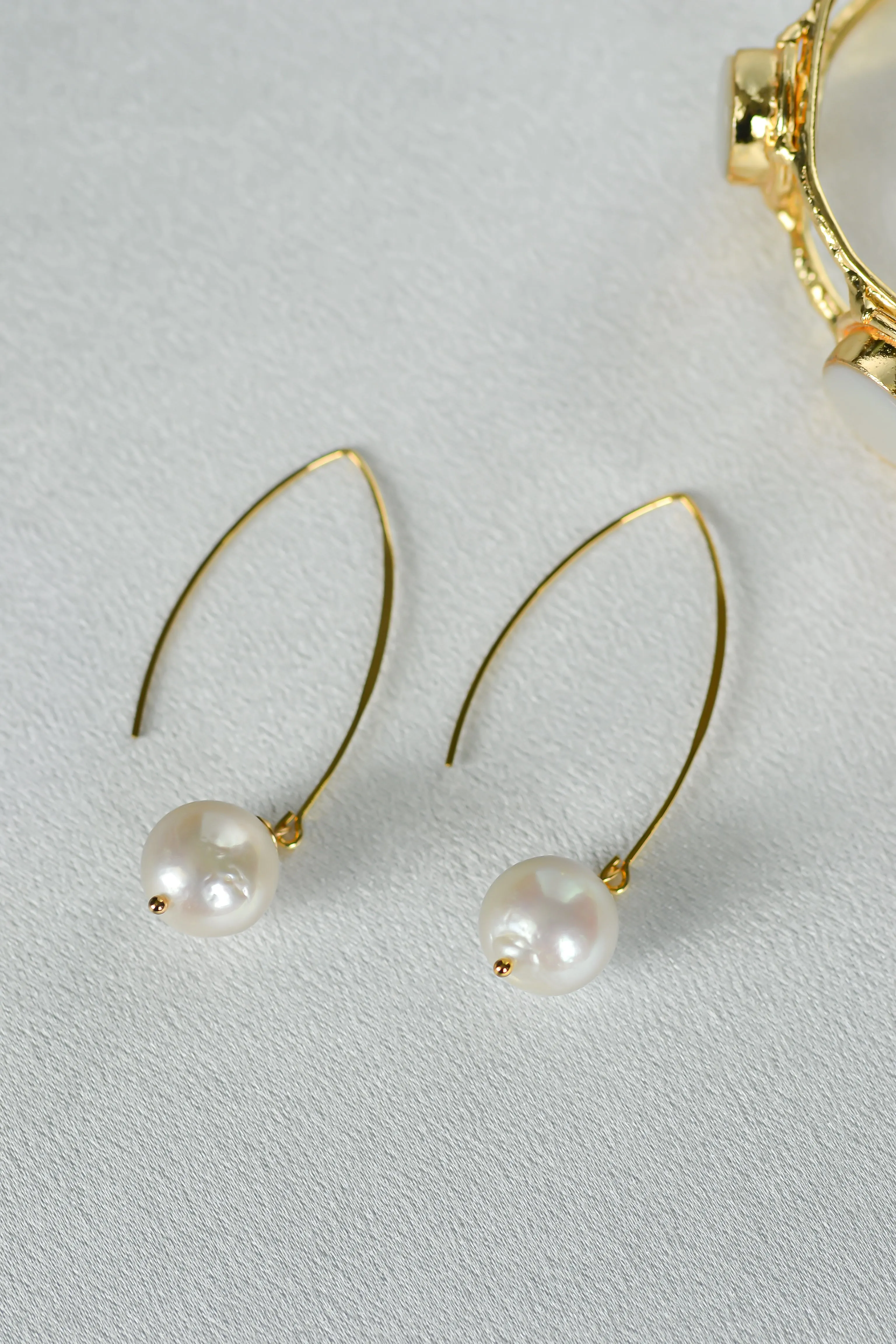 303-01-G | LONG DROP EDISON EARRING (WHITE ON GOLD)