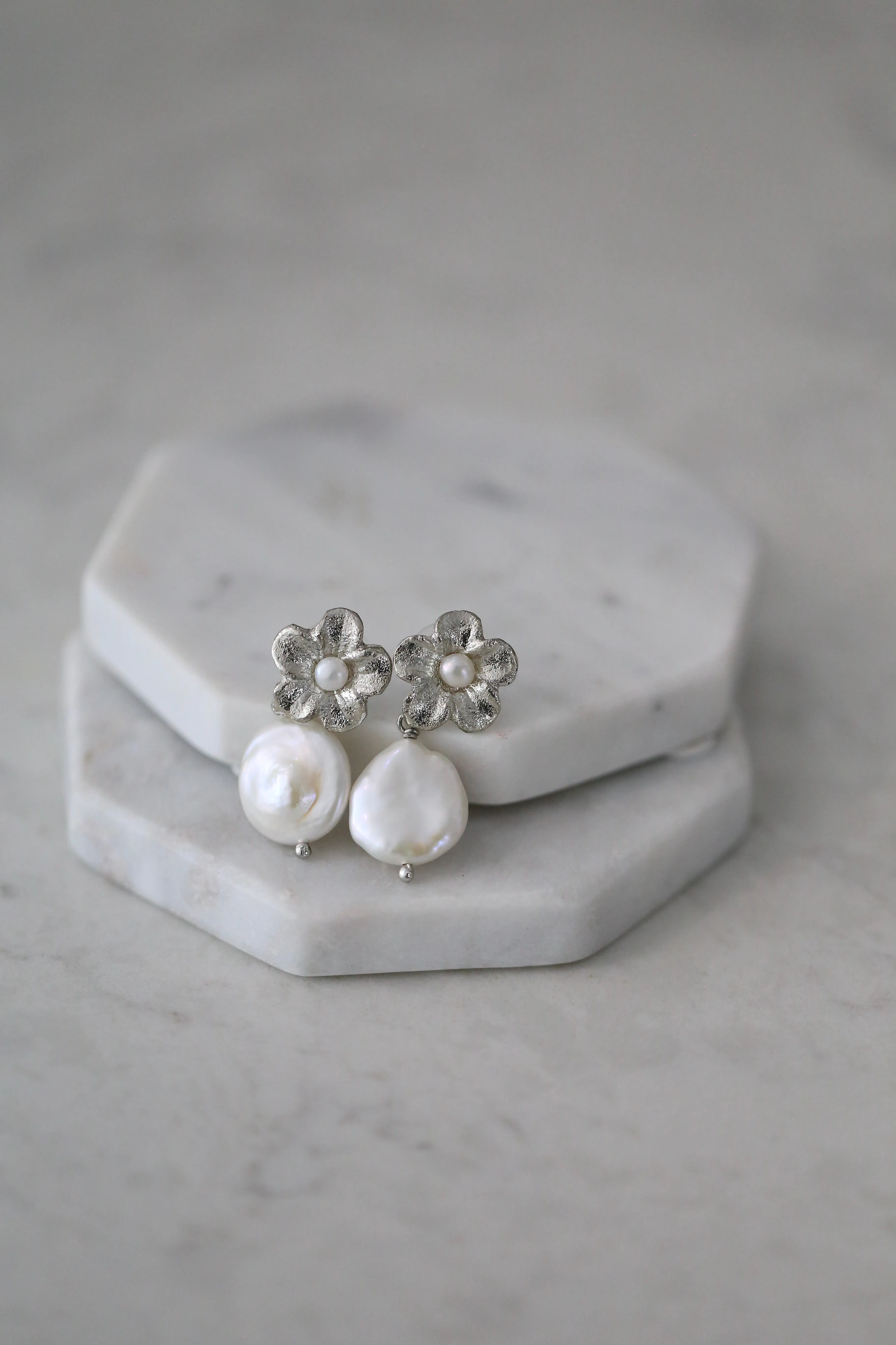 356-01-S | SILVER PETAL WITH PEARL DROP EARRING