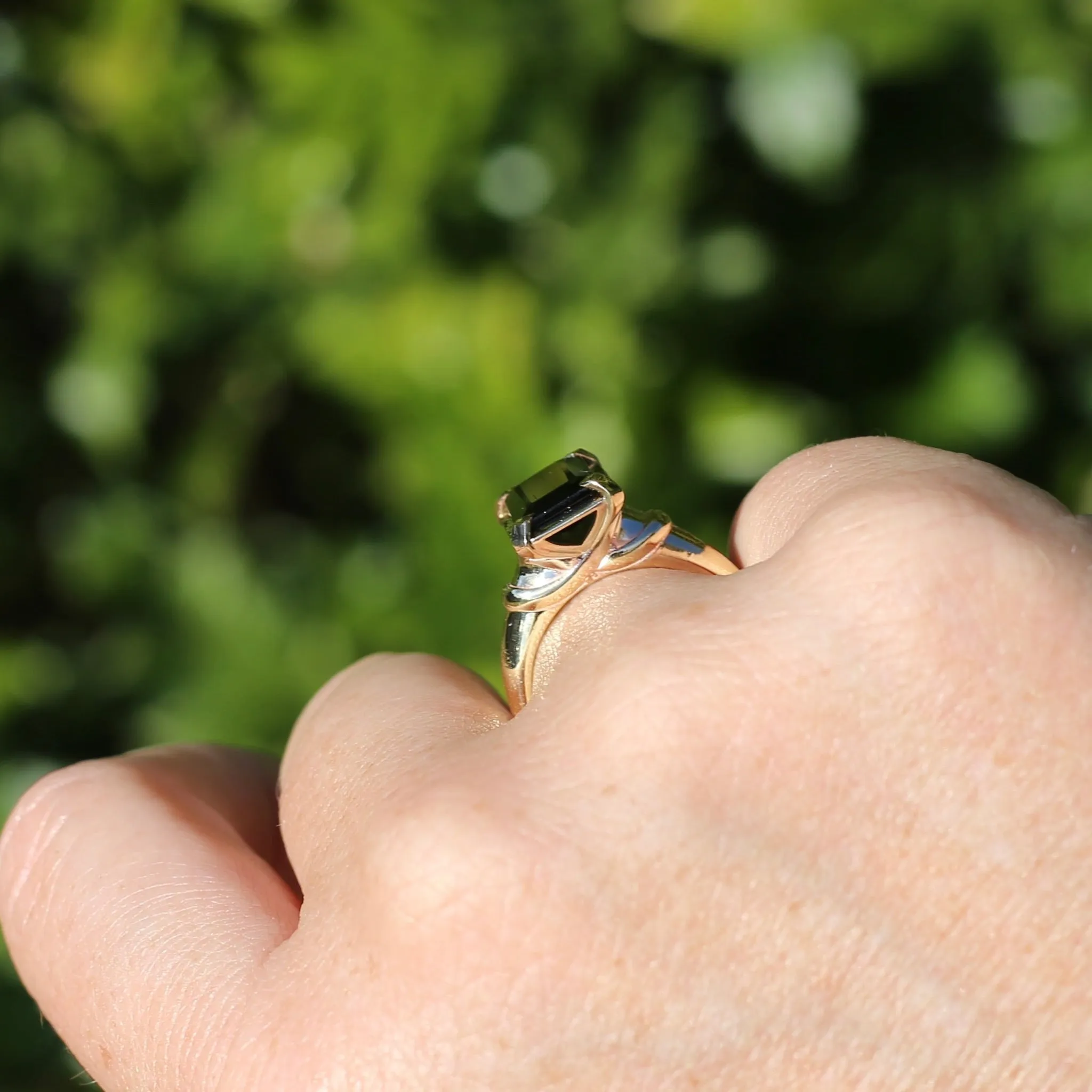 3.97ct Natural Green Tourmaline in Chunky 9ct Gold Ring, 9ct Yellow Gold, size P or just over 7.5