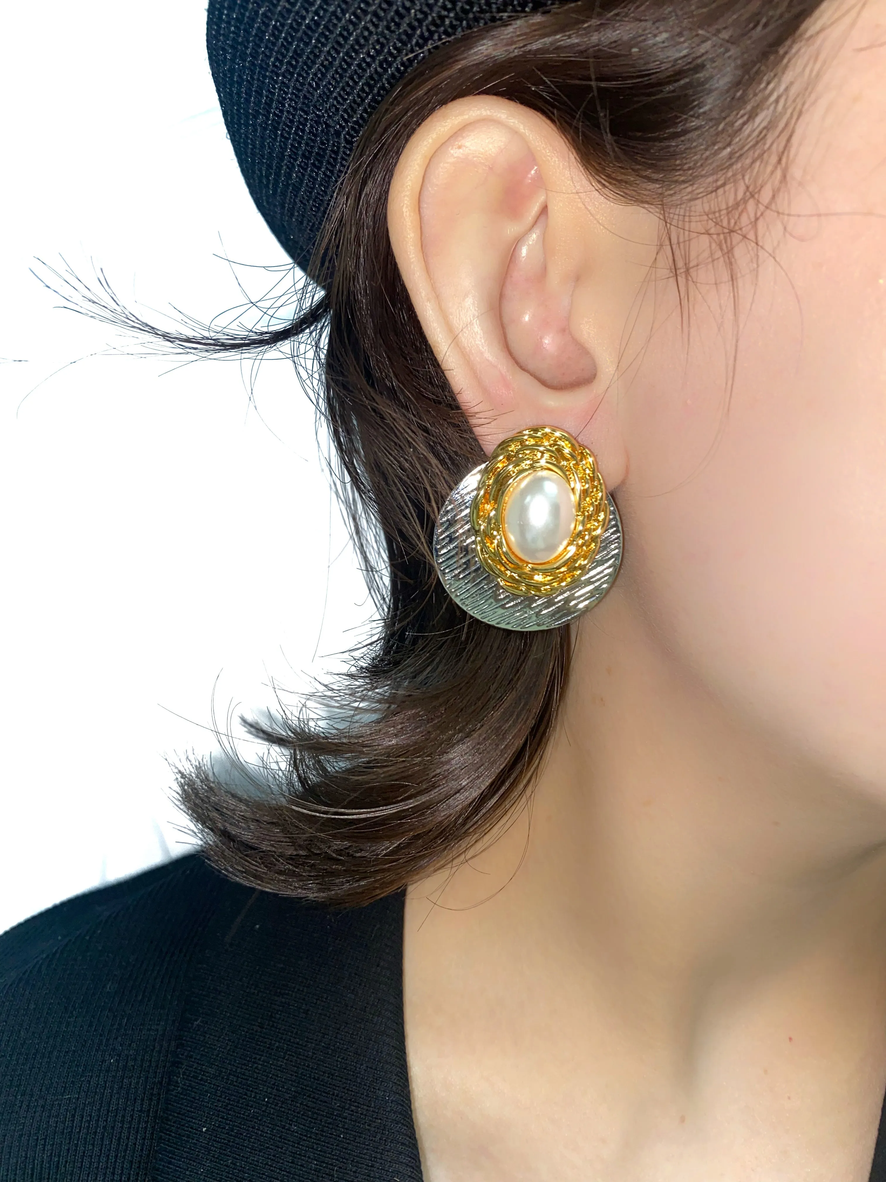 PEARL WITH SILVER ROUND STUD EARRING