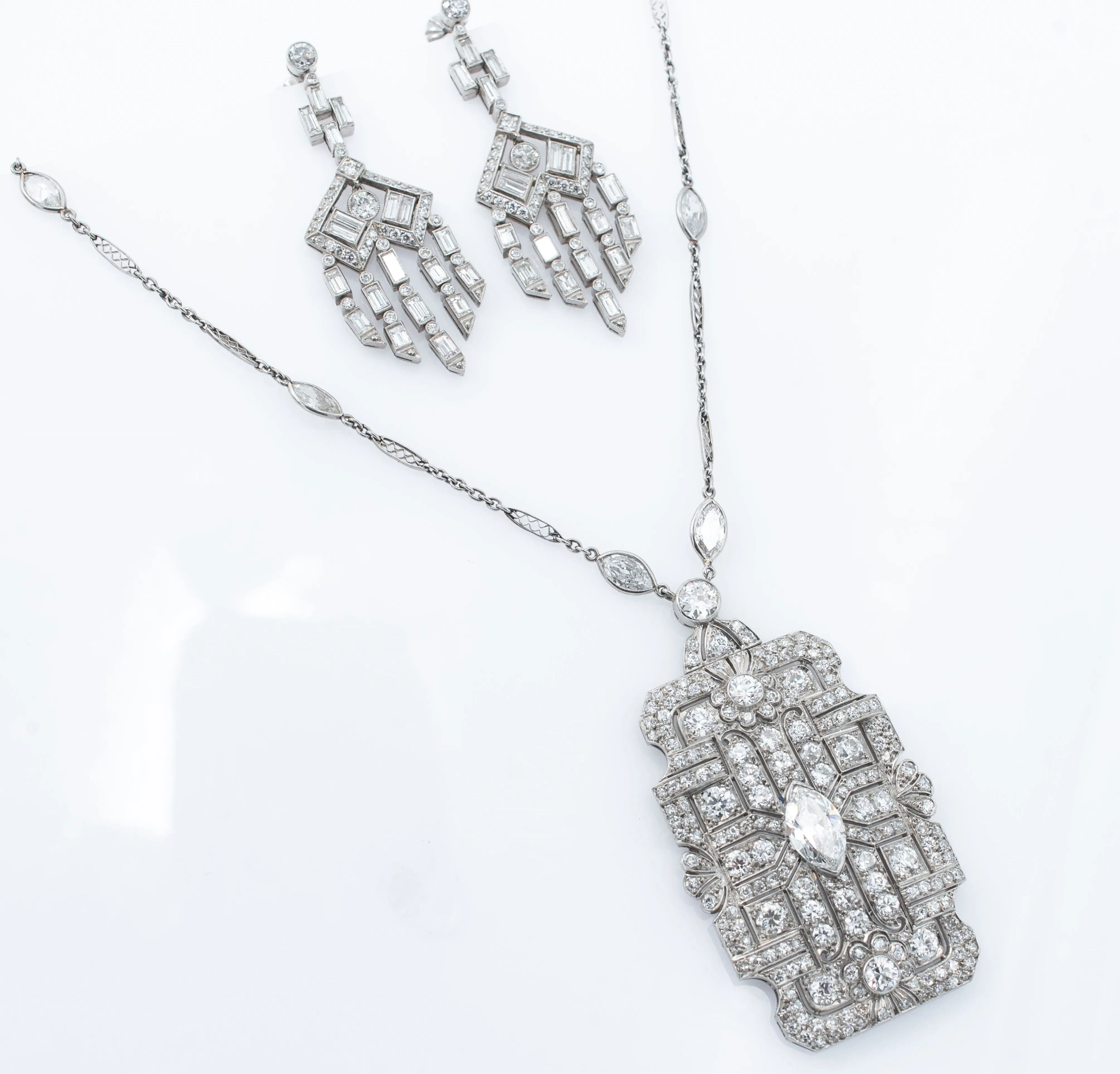 Vintage Art Deco Style Diamond and Platinum Necklace.